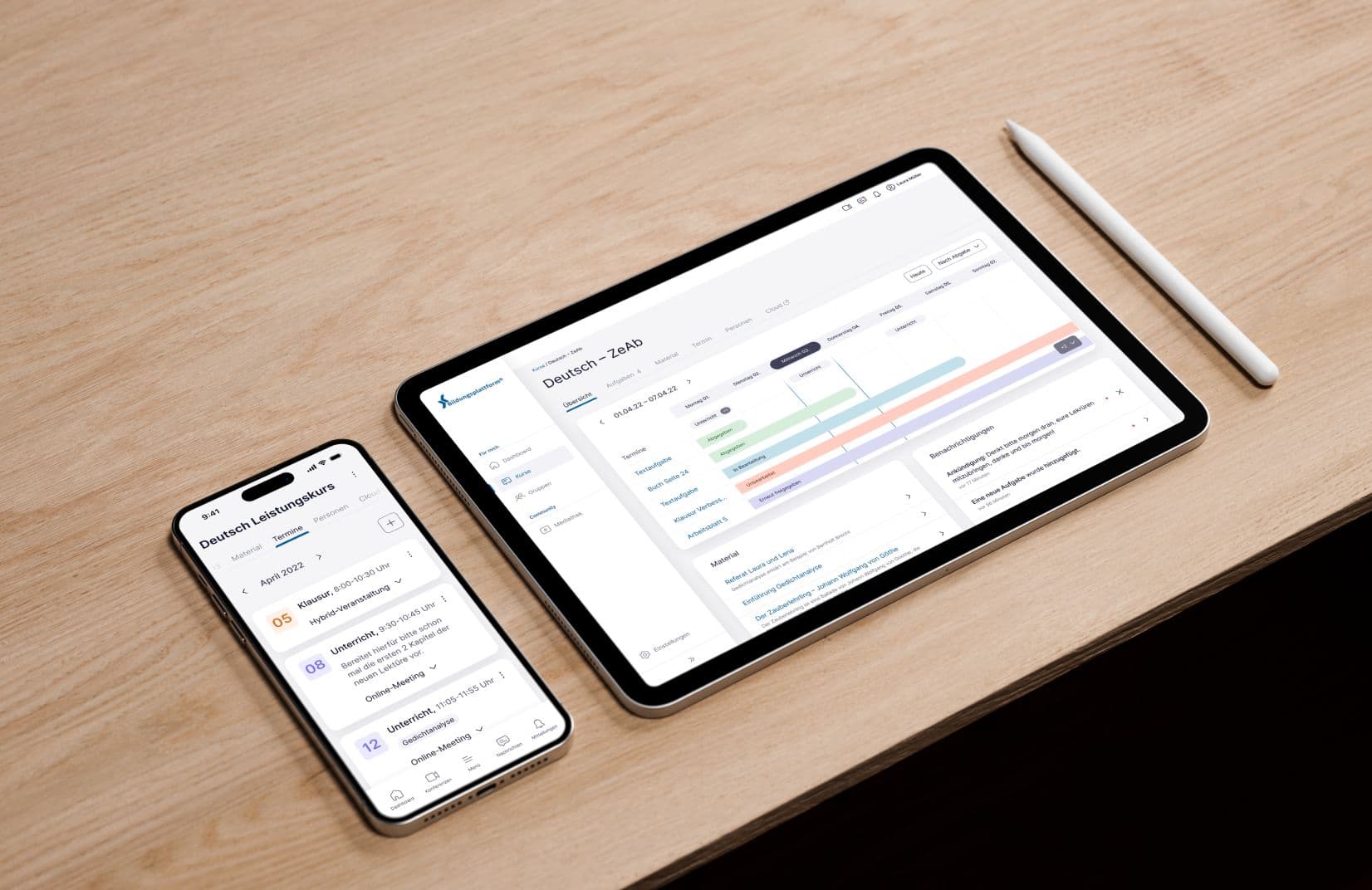 Tablet und Smartphone mit einer Lernplattform-Anwendung auf einem Holztisch, daneben ein Stylus.